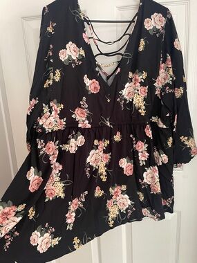 Torrid 4 Black Floral Peplum V-Neck Top